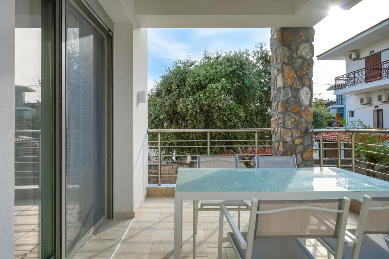 Athina Palace Luxurious Appartments Potos Extérieur photo